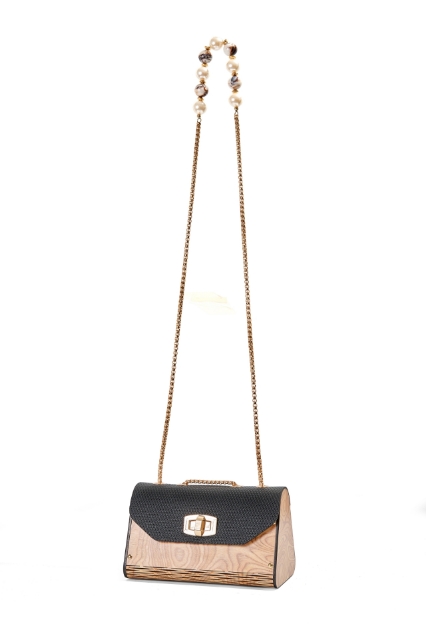 Livia Charming Black resmi