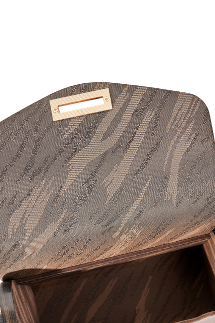 Aura Rosso Beiege resmi